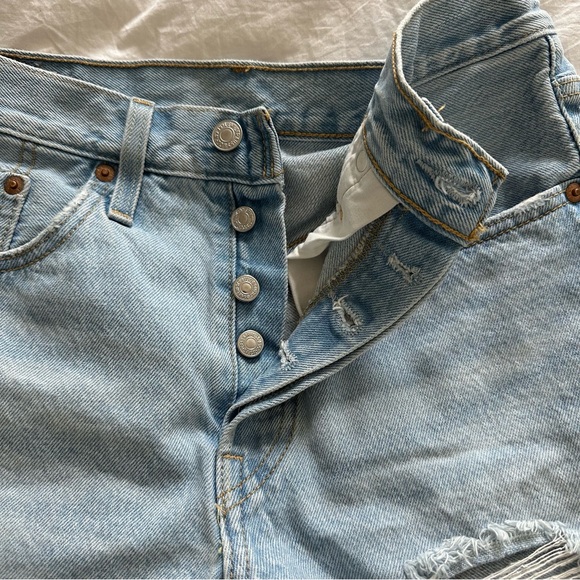 Levi’s high waisted shorts - Picture 2 of 4